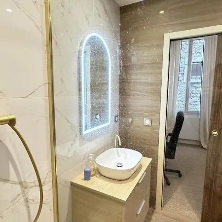 Elegant 2-bedroom In Saint-germain-des-pres * Parijs